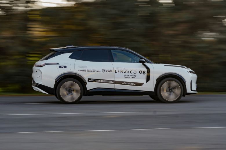 지커 그룹의 프리미엄 라이프스타일 브랜드 링크앤코의 플러그인 하이브리드 SUV ‘링크앤코 08’이 지난해 12월 22일 멕시코시티 인근 센트로 디나미코 페가소 레이스 트랙에서 전기 모드만으로 293㎞를 주행하며 기네스 세계 기록을 달성하고 있다. [지커 그룹 제공]