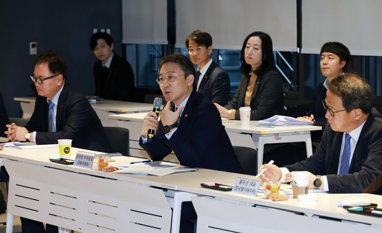 권대영(가운데) 금융위원회 부위원장이 20일 서울 영등포구 나이스평가정보에서 신용평가체계 개편 태스크포스(TF) 첫 회의를 주재하고 있다. [금융위 제공]