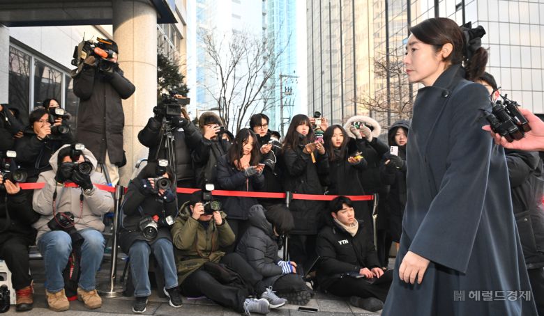 공천헌금 수수 의혹을 받는 강선우 의원이 20일 오전 서울 마포구 서울경찰청 공공범죄수사대로 조사받기 위해 출석하고 있다. 강 의원은 지난 2022년 지방선거를 앞두고 김경 서울시의원이 공천 대가로 건낸 1억 원을 수수한 혐의를 받고 있다. 임세준 기자