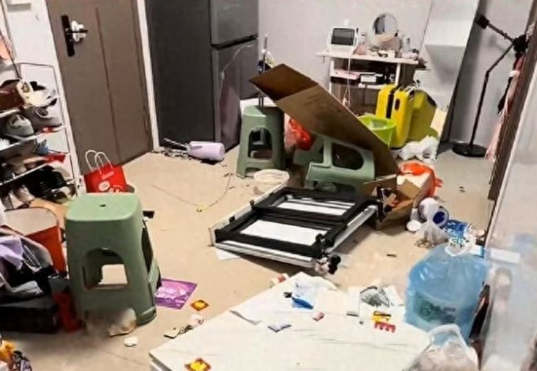 A씨 남편이 부셔서 어질러진 거실 모습. [SCMP 갈무리]