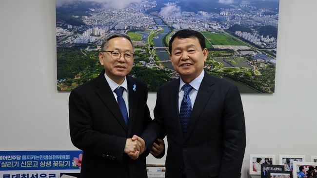 김문수 국회의원(왼쪽)과 윤석대 수자원공사 사장이 상수원 관리규칙 개정안에 대해 얘기를 나누고 있다. [사진 김문수 의원실]