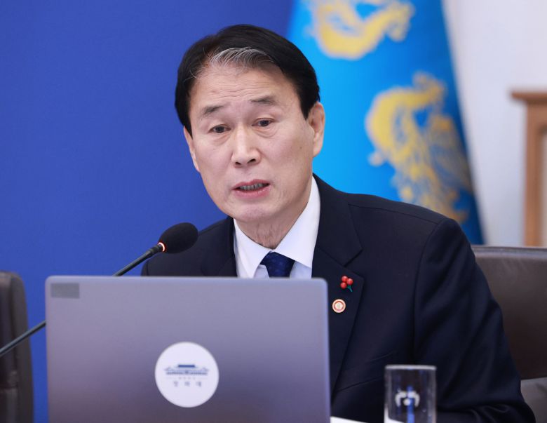 권오을 국가보훈부 장관이 20일 서울 청와대에서 이재명 대통령 주재로 열린 국무회의에서 발언하고 있다. [연합]