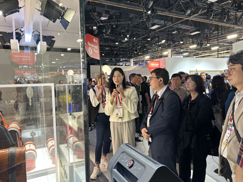 강원도 CES운영단이 세계 톱클래스인 국내 전자 기업 부스를 방문해 관계자와 환담하고 있다.