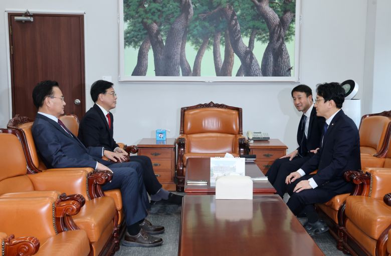 한병도 더불어민주당 원내대표(오른쪽 두 번째)와 송언석 국민의힘 원내대표(왼쪽 두 번째) 등이 지난 19일 국회 운영위원장실에서 회동하고 있다. [공동취재]