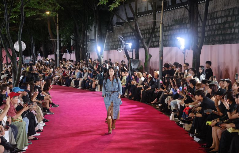 지난해 서울 중구 정동 덕수궁돌담길에서 열린 ‘2025 서울패션위크’ 앤더슨벨 오프닝쇼. [연합]