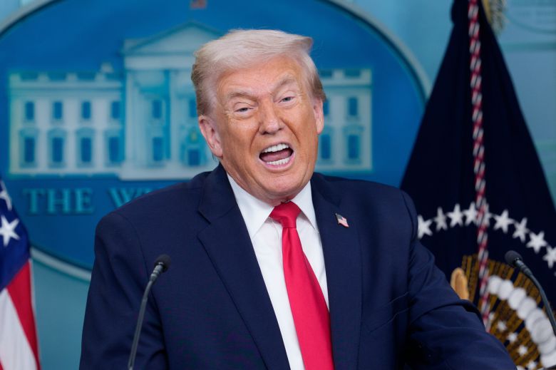 도널드 트럼프 미국 대통령이 집권 2기 취임 1주년인 20일(현지시간) 백악관에서 열린 기자회견에서 취재진들의 질의에 답하고 있다. [EPA]