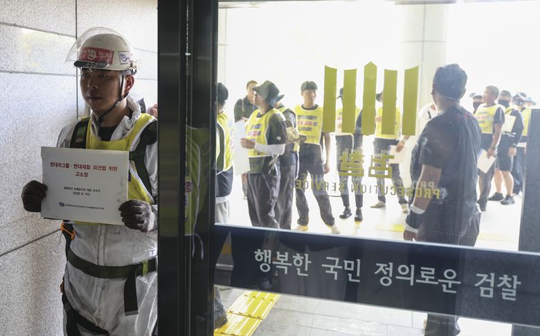 지난달 27일 서울 대검찰청 앞에서 열린 ‘불법파견·교섭거부’ 현대제철 비정규직 집단 고소 기자회견. [연합]