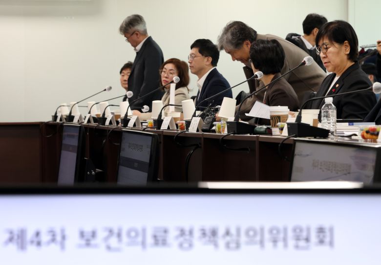 정은경 보건복지부 장관(사진 맨 오른쪽)이 지난 20일 서울 서초구 국제전자센터에서 열린 제4차 보건의료정책심의위원회에서 자료를 살펴보고 있다.[연합]