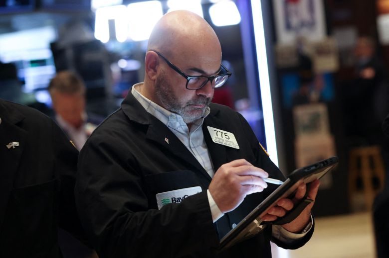 20일(현지시간) 뉴욕증권거래소에서 트레이더들이 일을 하고 있다. [AFP]