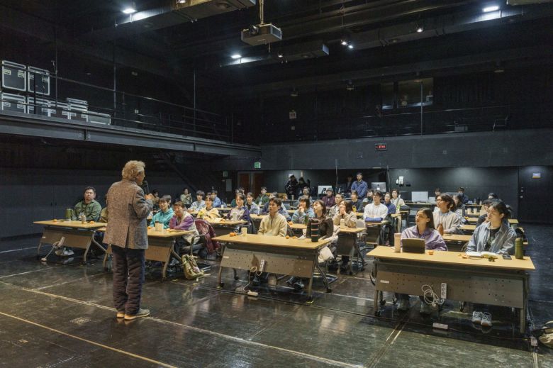 ‘연극내일 프로젝트’ 마스터클래스를 통해 30명의 청년 배우들과 만난 배우 박근형 [한국문화예술위원회 제공]