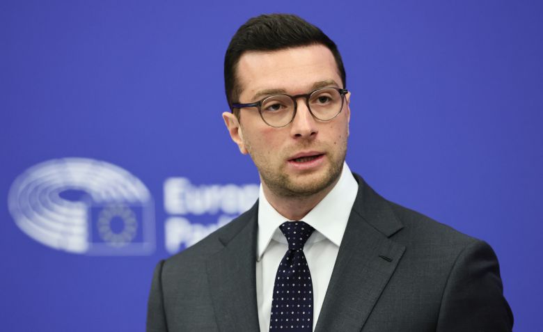 프랑스 극우 정당 국민연합(RN)의 조르당 바르델라 대표가 20일(현지시간) 스트라스부르 유럽 의회에서 열린 기자 회견에서 발언하고 있다. [로이터]