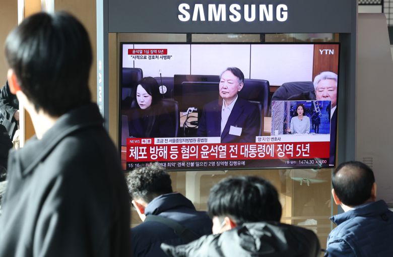 지난 16일 서울역 대합실에서 고위공직자범죄수사처(공수처) 체포 방해 등 혐의로 기소된 윤석열 전 대통령에 대한 1심 선고 공판이 TV를 통해 생중계되고 있다. 이날 재판부는 윤 전 대통령에 징역 5년을 선고했다. [연합뉴스]