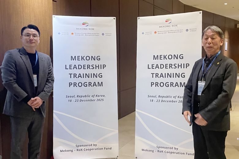 권기찬 학과장(오른쪽)과 박경찬 교수.[대구한의대 제공]