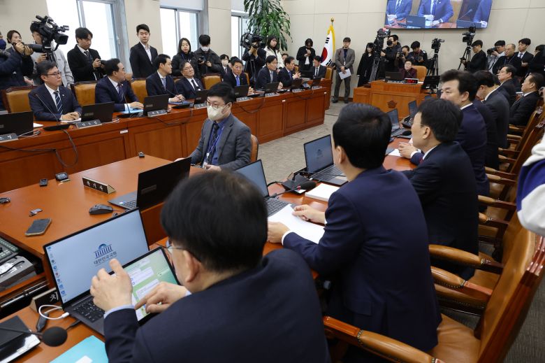 19일 서울 여의도 국회에서 열린 재정경제기획위원회 전체 회의에서 여야 의원들이 청문회 개최 여부를 두고 설전을 벌이고 있다. [연합]