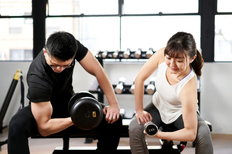 웨이트 트레이닝을 하는 사람들 [123RF]