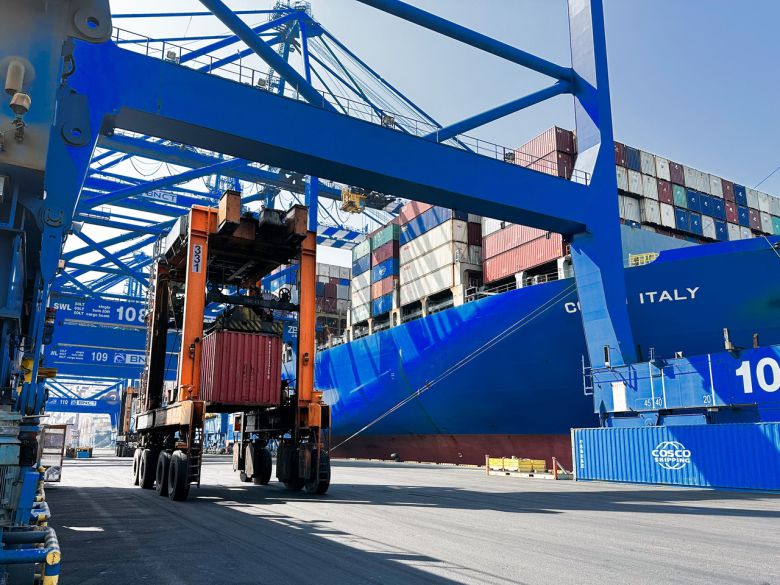 단말을 장착하고 작업 중인 스트래들 캐리어의 모습. [LG유플러스 제공]