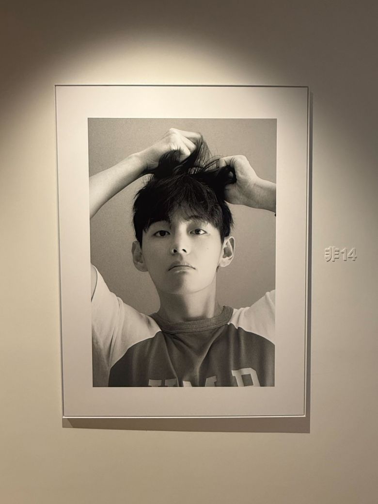 방탄소년단 뷔의 사진전 ‘V 타입 비(V TYPE 非) [하이브 제공]