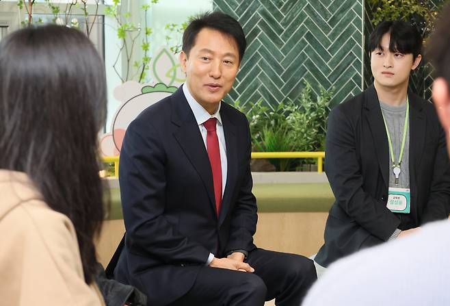 오세훈 서울시장이 서울 도봉구 청년취업사관학교 도봉캠퍼스에서 열린 교육생과의 간담회에서 발언하고 있다. [연합]