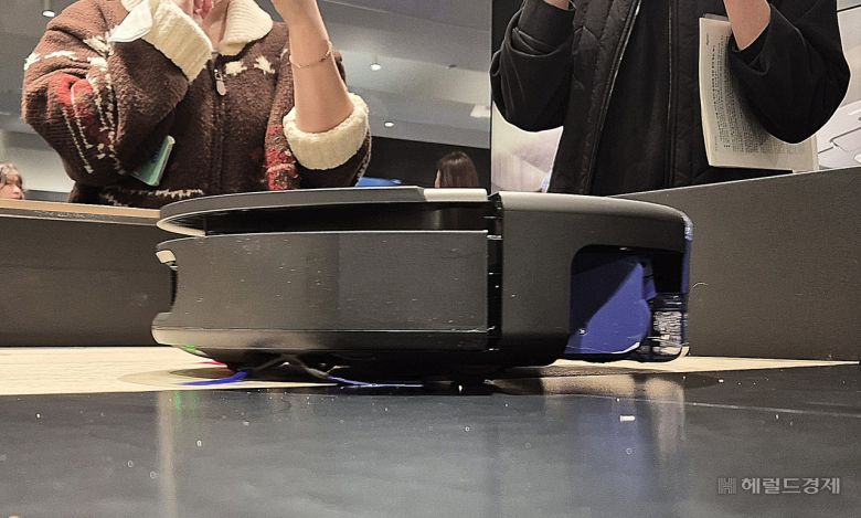 다이슨은 22일 서울 여의도 더현대 서울 5층의 팝업 스토어에서 미디어 행사를 갖고 로봇청소기를 공개했다. 김현일 기자