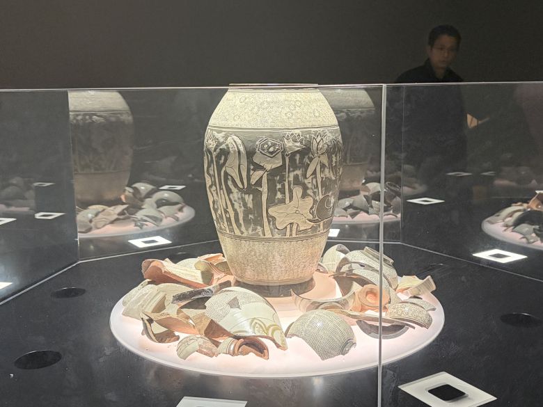 22일 서울 인사동 아라아트센터에서 열린 전시 ‘쿠키런: 킹덤’ 아트 컬래버 특별전 ‘위대한 왕국의 유산’에 공개된 박상진 장인의 분청사기 작품 [차민주 기자/chami@]