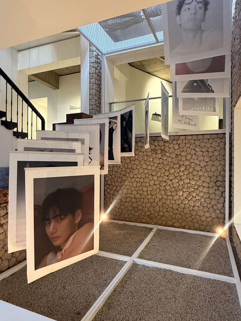 뷔의 두 번째 사진전 뷔 타입 비 : 온-사이트 인 서울(V TYPE 非 : ON-SITE IN SEOUL)은 모든 정의를 부정하고 다시 쓰는 뷔라는 예술을 담아낸다. [하이브 제공]