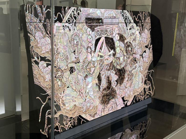 22일 서울 인사동 아라아트센터에서 열린 전시 ‘쿠키런: 킹덤’ 아트 컬래버 특별전 ‘위대한 왕국의 유산’에 공개된 손대현 나전칠기 장인의 작품. [차민주 기자/chami@]