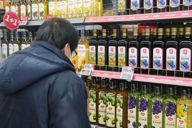 22일 서울 송파구의 한 롯데마트 매장을 찾은 고객이 매대에 진열된  ‘오늘좋은 엑스트라버진 올리브유’를 보고 있다. [롯데마트·슈퍼 제공]