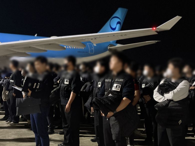 경찰이 23일 캄보디아 프놈펜국제공항에서 스캠(사기), 인질강도 등 범행을 저지른 한국인 범죄 조직원들을 국내로 강제송환 하기 위해 대기하고 있다. [경찰청 제공]