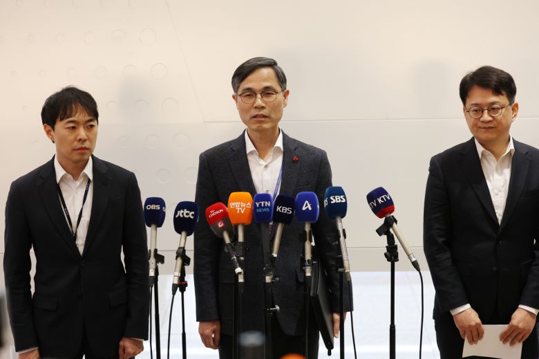 캄보디아 한국인 스캠조직의 대규모 강제송환이 이뤄진 23일 인천국제공항에서 유승렬 경찰청 수사기획조정관(가운데)이 브리핑하고 있다. [연합]