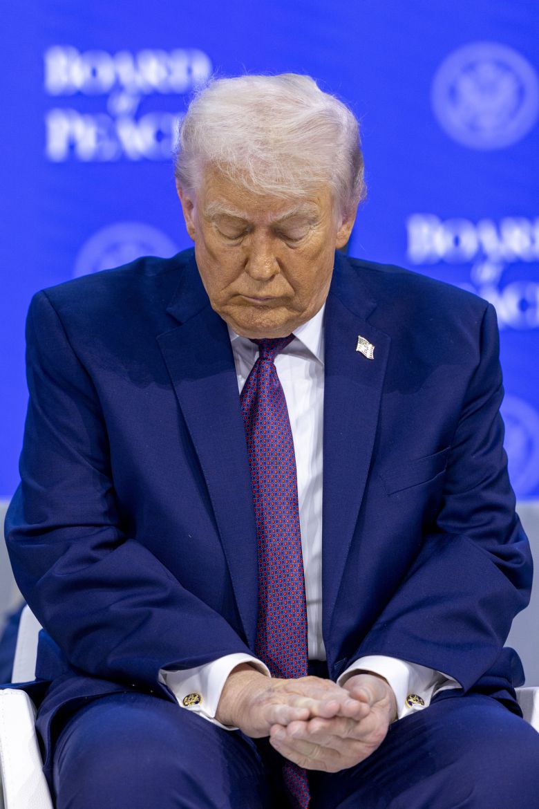 도널드 트럼프 미국 대통령이 22일(현지시간) 스위스 다보스에서 열린 세계경제포럼(WEF) 연례회의 중 ‘평화위원회(Board of Peace)’ 회의에서 반응하고 있다. [UPI]