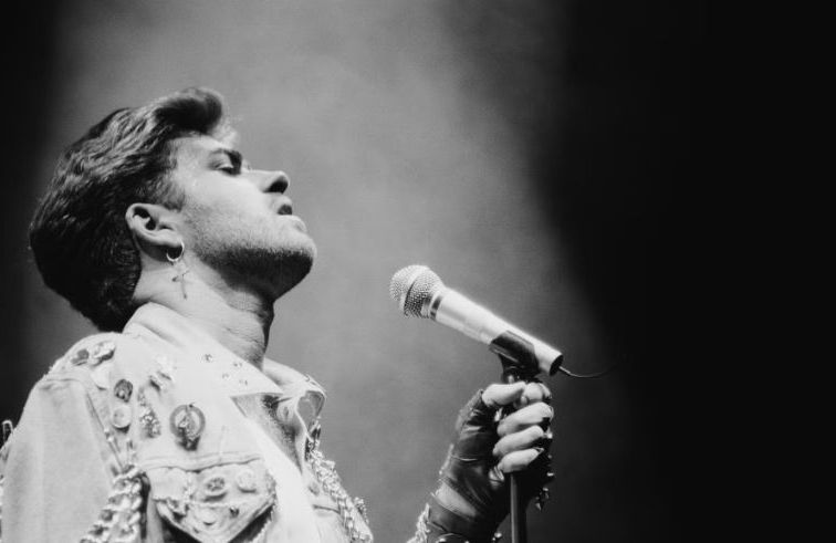 조지 마이클은 스스로 연기해온 캐릭터를 멈추고 자기 자신이 택한 정체성으로 우뚝 서겠다는 선택을 그의 음악적 방향의 전제로 하며, 이같은 선언은 그의 솔로 앨범 중 하나인 ‘편견 없이 듣는 음악, 첫 번째’(Listen Without Prejudice Vol.1)와 직결된다. 조지 마이클은 제목 그대로 자신의 음악이 이미지나 외모, 만들어진 서사 없이 오직 ‘듣는 행위’로 평가받기를 원했다. [게티이미지/Photo by Michael Putland]