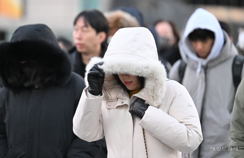 전국적으로 영하권 날씨를 보이고 있는 4일 오전 서울 종로구 세종대로 사거리에서 시민들이 모자와 두터운 옷차림으로 추위를 막으며 거리를 지나고 있다. 기상청에 따르면 이날 북쪽에서 강한 찬 공기가 유입되며 중부 지역을 중심으로 한파특보가 발효됐다. 임세준 기자