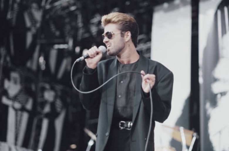 조지 마이클의 비극은 재능의 부족이 아닌, 재능이 너무 일찍 소비되었다는 데서 시작됐다. 그는 음악적으로 성장하기 이전에 먼저 ‘섹시하고 매력적인 남성 팝 아이콘’으로 자리 잡았고, 작곡가로 평가받기 전에 수려한 외모로 대중에게 인식됐다. 그의 커리어 초반을 규정한 것은 음악의 방향이 아닌 이미지의 고정이었다. [게티이미지/Photo by Michael Putland]