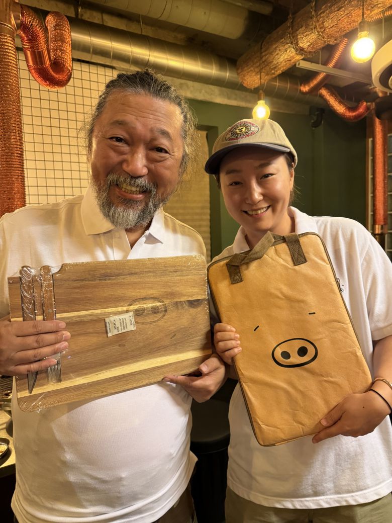 세계적인 팝아티스트 무라카미 다카시와 박수경 대표. 금돼지식당 제공