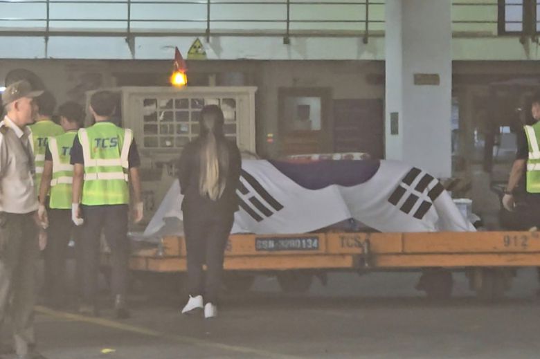 26일(현지시간) 베트남 호찌민시 떤선 국제공항에 도착한 이해찬 민주평화통일자문회의 수석부의장의 관이 대형 태극기에 감싸인 채 공항 내부로 옮겨지고 있다. [연합뉴스]