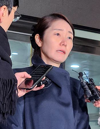 무소속 강선우 의원이 21일 오전 조사를 마치고 서울경찰청 마포청사에서 나오며 취재진의 질문에 답하고 있다. [연합]