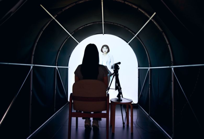 미래 추억 스튜디오에서 사용자가 10년 후 자신과 대화를 하고 있다.[KAIST 제공]