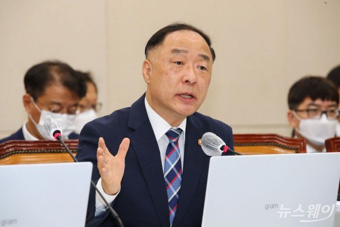 기획재정위원회 전체회의. 사진=이수길 기자 leo2004@newsway.co.kr 홍남기 부총리 겸 기획재정부 장관이 20일 오전 국회에서 열린 기획재정위원회 전체회의에서 의원들의 질문에 답하고 있다.