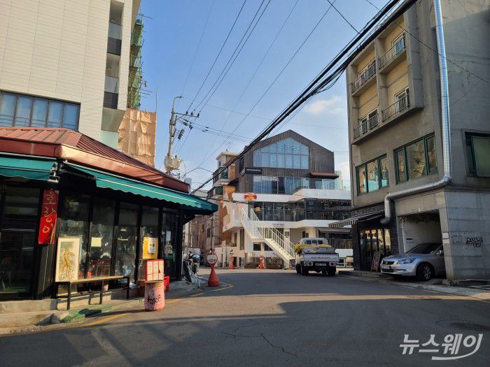 서울 마포구 합정동 일대. 평일 낮 시간대에도 인적이 끊기지 않았던 거리가 한산한 모습이다. 사진=김민지 기자
