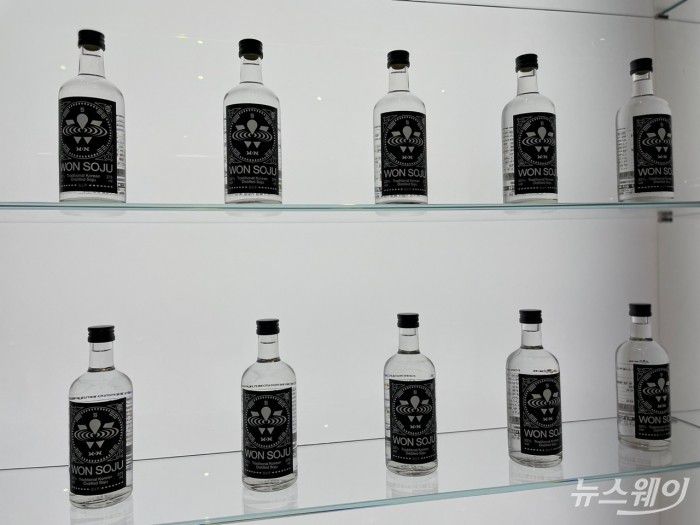 입구 정면에 펼쳐져 있는 '원소주' 포토존 옆으로 제품이 진열돼 있다. 사진=김민지 기자