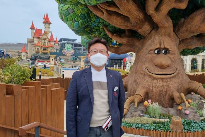 지난 25일 하헌민 롯데월드 어드벤처 부산점장이 테마파크 중앙에 서 있는 대형 나무 '토킹트리' 앞에서 각 테마를 설명하고 있다. 사진=천진영 기자