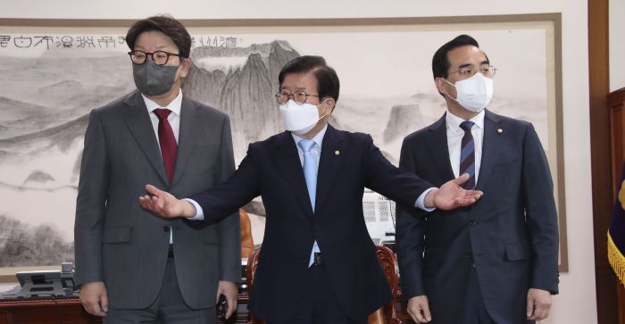 박병석 국회의장이 26일 오전 의장실에서'검수완박' 중재안 파행 위기에 따른 해법을 논의하기 위해 주재한 여야 원내대표 회동에서 기념사진을 찍은 뒤 자리를 권하고 있다. 왼쪽부터 국민의힘 권성동 원내대표, 박 의장, 더불어민주당 박홍근 원내대표. 사진=국회사진취재단