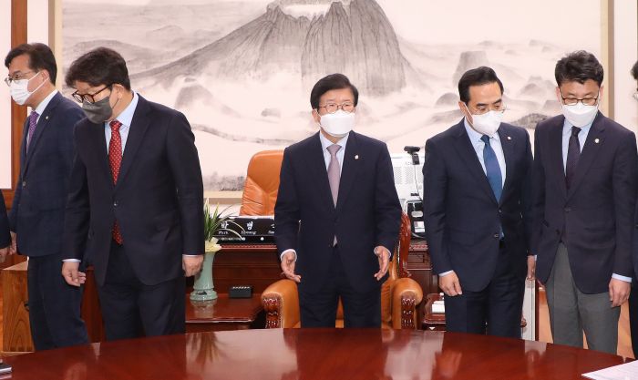 박병석 국회의장(가운데)과 국민의힘 권성동 원내대표(왼쪽 두번째), 더불어민주당 박홍근 원내대표(오른쪽 두번째) 등 여야 원내지도부가 27일 국회에서 열린 원내대표 회동에서 기념촬영을 한 뒤 자리에 앉고 있다. 이날 회동은 검찰 수사권과 기소권 분리 법안의 처리를 논의하기 위해 열렸다. 사진=국회사진취재단