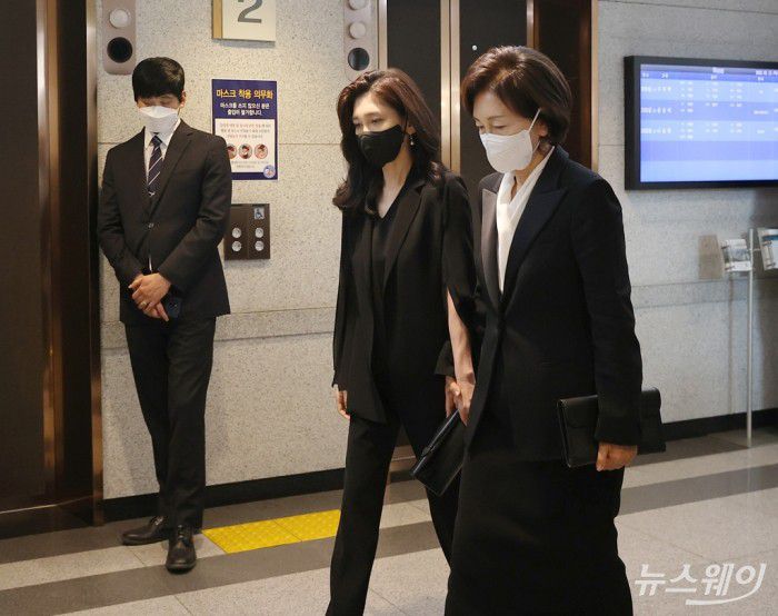 故 구자학 아워홈 명예회장 빈소. 이수길 기자 leo2004@newsway.co.kr 향년 92세로 별세한 故 구자학 아워홈 명예회장의 빈소가 12일 서울아산병원 장례식장에 마련된 가운데 홍라희 전 삼성미술관 리움 관장과 이부진 호텔신라 대표이사 사장이 빈소에 들어서고 있다.