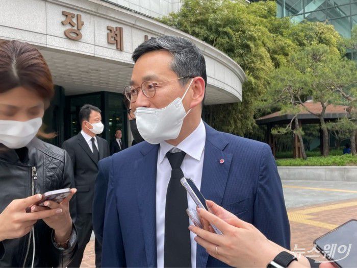 故 구자학 아워홈 명예회장 빈소. 김민지 기자 kmj@newsway.co.kr 조주완 LG전자 사장이 13일 서울아산병원 장례식장에 마련된 故 구자학 아워홈 회장의 빈소를 나서고 있다.}