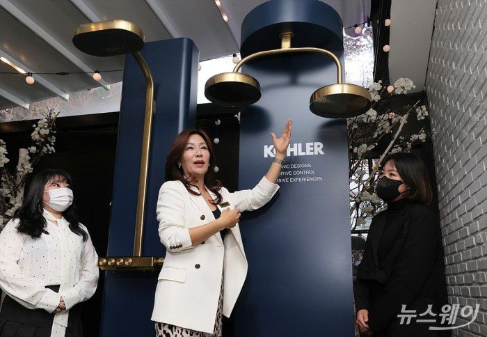 키친 앤 바스 브랜드 콜러가 1일 오후 서울 강남 더클래스청담에서 신제품 '스테이트먼트&앤썸' 샤워링 컬렉션 런칭 기념행사 진행한 가운데 박선영 콜러코리아 총괄이사가 신제품을 소개하고 있다. 사진=이수길 기자 Leo2004@newsway.co.kr