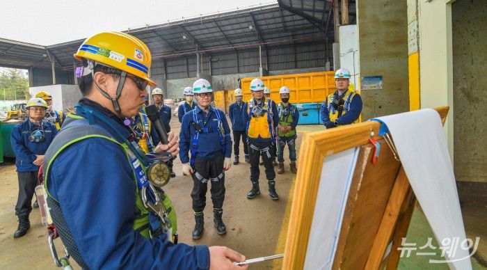 현대삼호중공업은 최근 회사 야드 내 폐기물 선별·보관장에서 신현대 사장을 비롯한 임직원들이 참석한 가운데 '폐스티로폼 재활용 시연회'를 개최했다. 사진=현대삼호중공업 제공