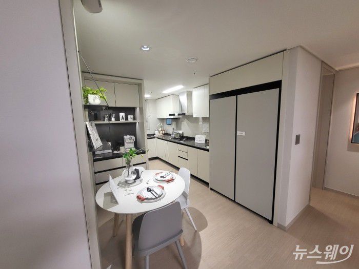 래미안 라그란데 부엌. 사진= 주현철 기자