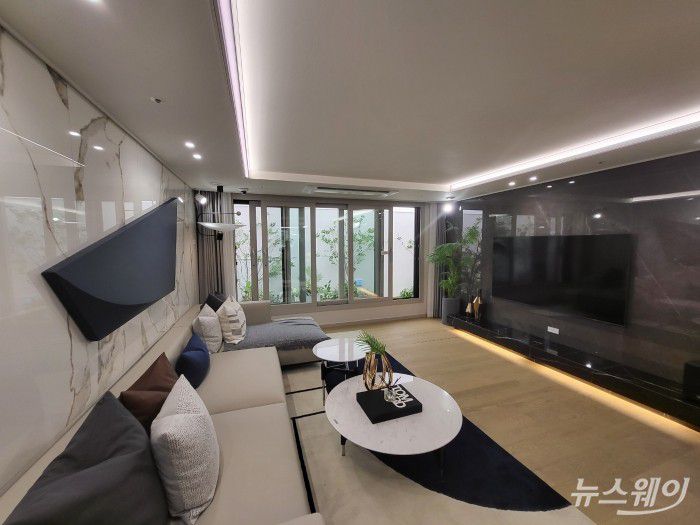 래미안 라그란데 거실. 사진= 주현철 기자