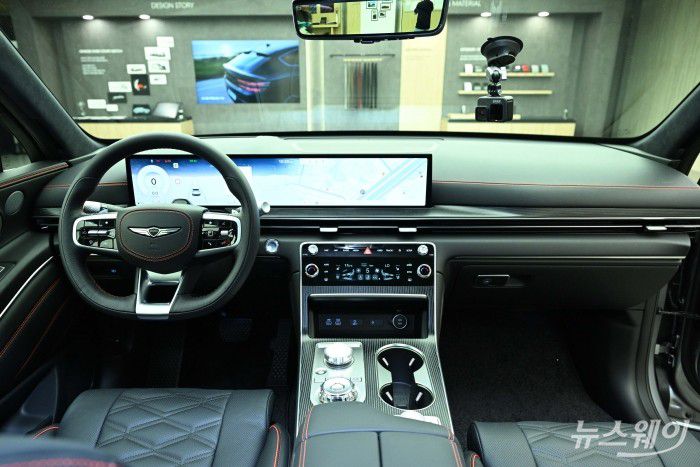 제네시스 'GV80 & GV80 쿠페' 미디어 프리뷰가 26일 오전 경기 용인시 제네시스 수지전시관에서 열린 가운데 'GV80 쿠페' 신차량이 공개되고 있다. 사진=강민석 기자 kms@newsway.co.kr